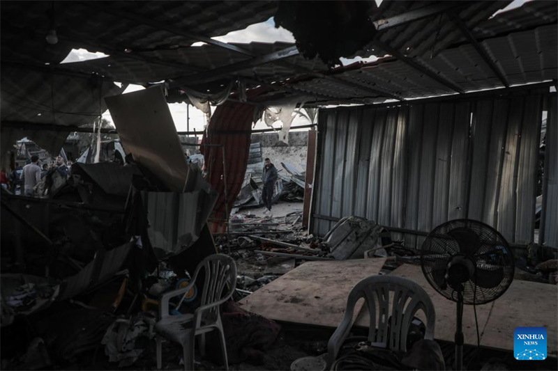 Wapalestina wakiwa wamekusanyika katika makazi ya kujihifadhi  yaliyobomolewa katika shambulizi la Israel kwenye eneo la Mawasi, magharibi mwa Khan Younis, kusini mwa Ukanda wa Gaza, Desemba 5, 2024 (Picha na Rizek Abdeljawad/Xinhua)