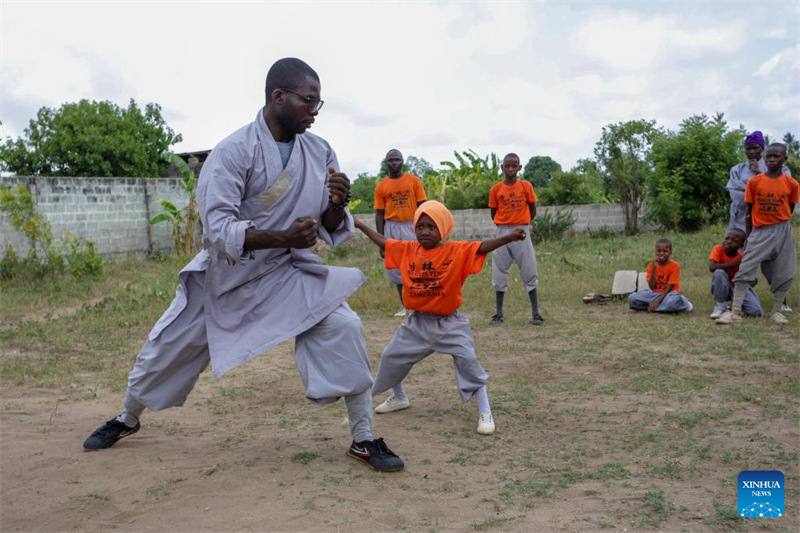 Mariam Saidi Mfaume (wa pili kushoto), binti mtoto wa Tanzania mwenye umri wa miaka mitano, akifanya mazoezi ya kung fu ya China katika Klabu ya Kung Fu ya Hekalu la Shaolin ya Tanzania jijini Dar es Salaam, Tanzania, Novemba 30, 2024. (Xinhua/Emmanuel Herman)