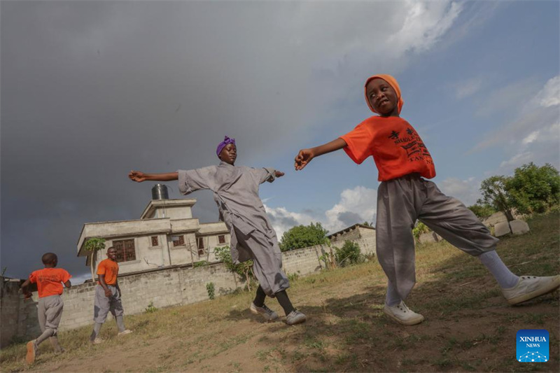 Binti mtoto wa Tanzania mwenye umri wa miaka 5 anafuata nyayo za baba yake akibobea katika kung fu ya China