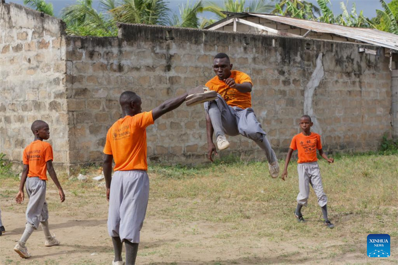 Binti mtoto wa Tanzania mwenye umri wa miaka 5 anafuata nyayo za baba yake akibobea katika kung fu ya China
