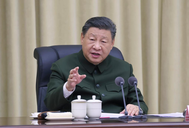 Rais Xi Jinping wa China, ambaye pia ni Katibu Mkuu wa Kamati Kuu ya Chama cha Kikomunisti cha China (CPC) na Mwenyekiti wa Kamati Kuu ya Kijeshi ya China (CMC), akitoa hotuba muhimu wakati akikagua kikosi cha uungaji mkono wa upashanaji habari cha Jeshi la Ukombozi wa Umma la China (PLA), Desemba 4, 2024. (Xinhua/Li Gang)