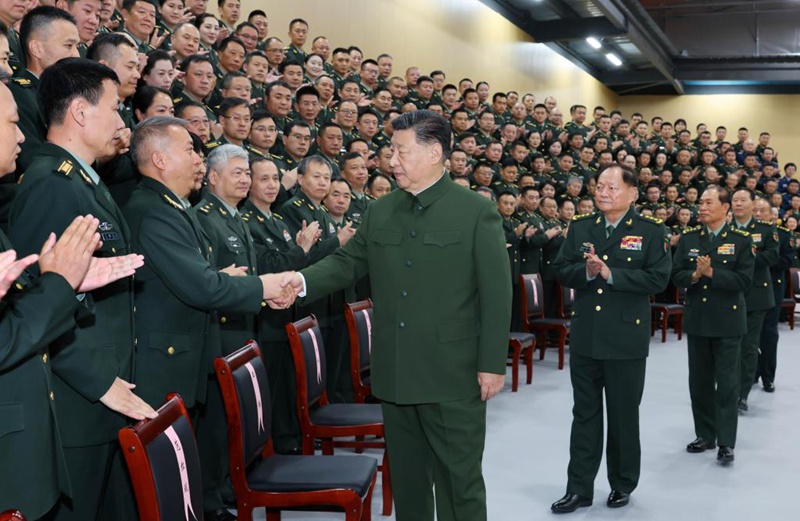 Rais Xi Jinping wa China, ambaye pia ni Katibu Mkuu wa Kamati Kuu ya Chama cha Kikomunisti cha China (CPC) na Mwenyekiti wa Kamati Kuu ya Kijeshi ya China (CMC), akikutana na wajumbe  wakati akikagua kikosi cha uungaji mkono wa upashanaji habari cha Jeshi la Ukombozi wa Umma la China (PLA), Desemba 4, 2024. (Xinhua/Li Gang)