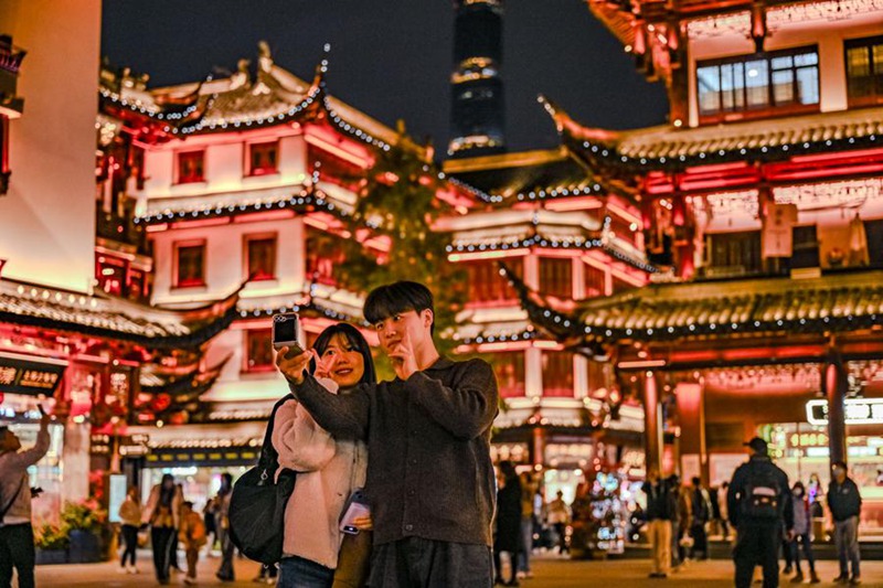 Watalii kutoka Korea Kusini wakitembelea Jumba la Bustani ya Yuyuan mjini Shanghai, mashariki mwa China, Desemba 4, 2024. (Picha na Chen Haoming/Xinhua)