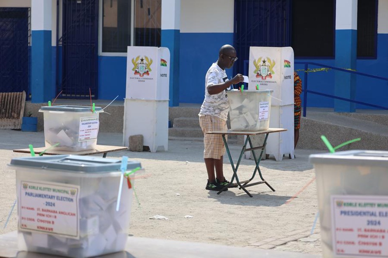 Mpiga kura akipiga kura katika kituo cha kupigia kura mjini Accra, Ghana, Desemba 7, 2024. (Picha na Seth/Xinhua)