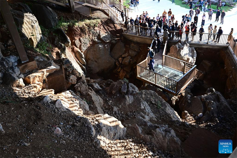 Watu wakitembelea eneo la Hualongdong katika Wilaya ya Dongzhi ya Mji wa Chizhou, Mkoani Anhui, Mashariki mwa China, Desemba 6, 2024. (Xinhua/Zhou Mu)