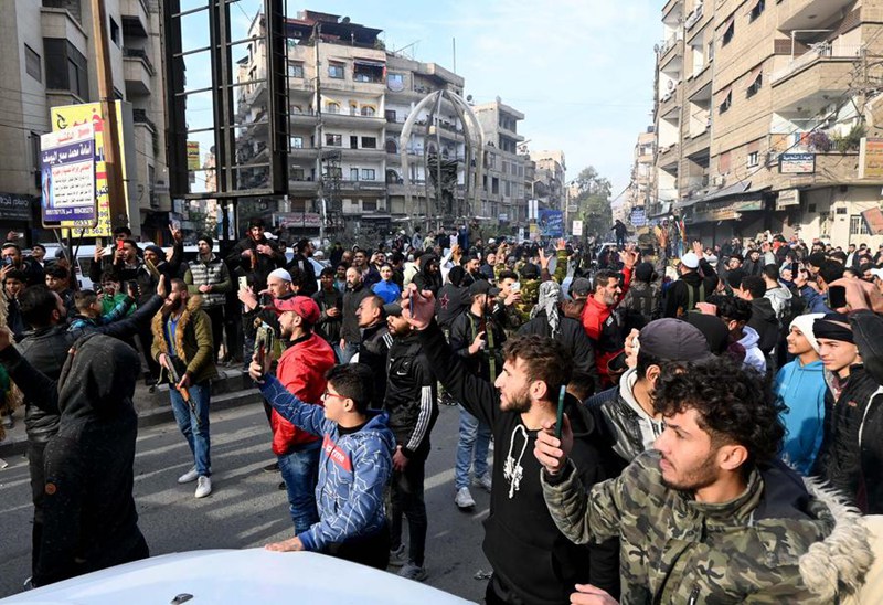 Wakazi wa Damascus, Syria wakifanya mkutano wa hadhara mtaani humo  Desemba 8, 2024. (Picha na Ammar Safarjalani/Xinhua)