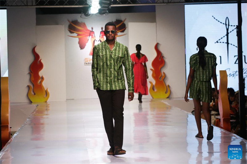 Wanamitindo wakiwasilisha ubunifu wa mavazi kwenye Wiki ya 17 ya Mitindo ya Mavazi ya Kiswahili jijini Dar es Salaam, Tanzania, Desemba 6, 2024. (Xinhua/Emmanuel Herman)