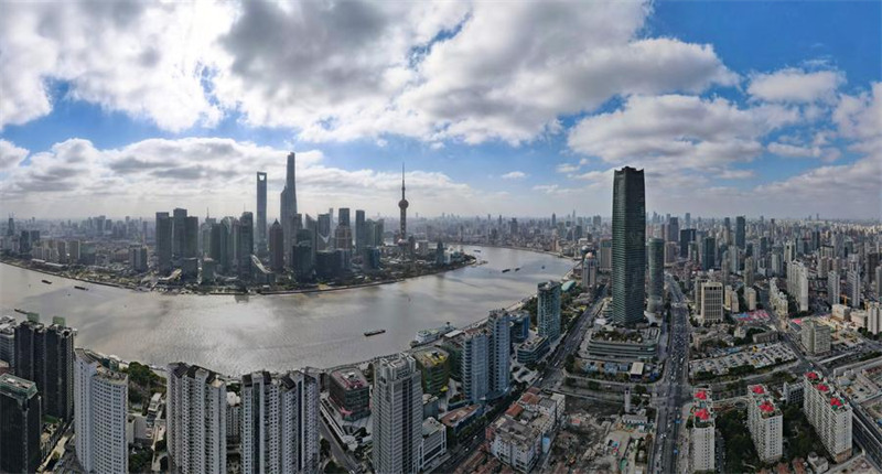 Picha iliyopigwa tarehe 10 Januari 2023 ikionyesha mandhari ya eneo la Lujiazui katika Eneo la Majaribio la Biashara Huria la China (Shanghai) mjini Shanghai, mashariki mwa China. (Xinhua/Fang Zhe)