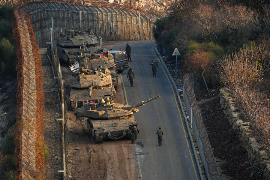 Picha hii ilipigwa Desemba 8, 2024 ikionyesha wanajeshi wa Israel karibu na eneo la kutenganisha mapigano kati ya Syria na Israel katika Milima ya Golan. (Ayal Margolin/JINI kupitia Xinhua)