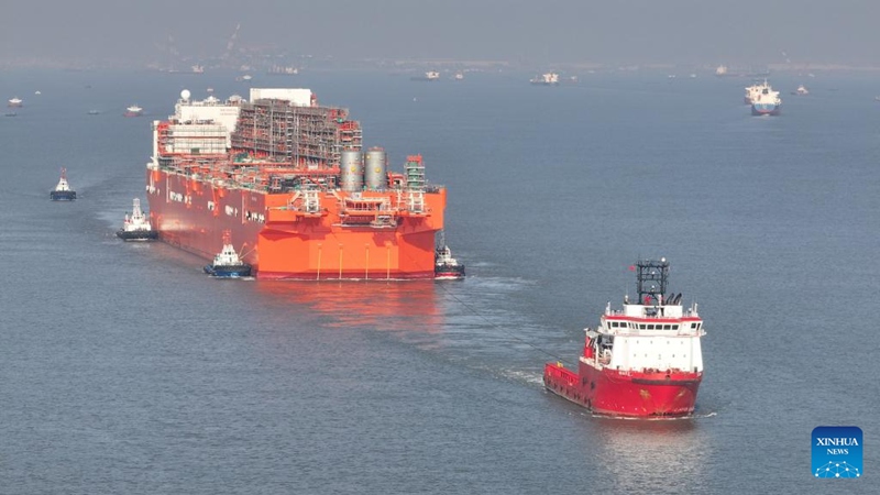 Chombo cha kwanza kikubwa cha FLNG kilichoundwa China chahamishwa kutoka Nantong hadi Zhoushan