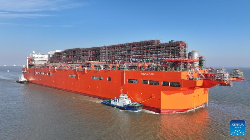 Chombo cha kwanza kikubwa cha FLNG kilichoundwa China chahamishwa kutoka Nantong hadi Zhoushan