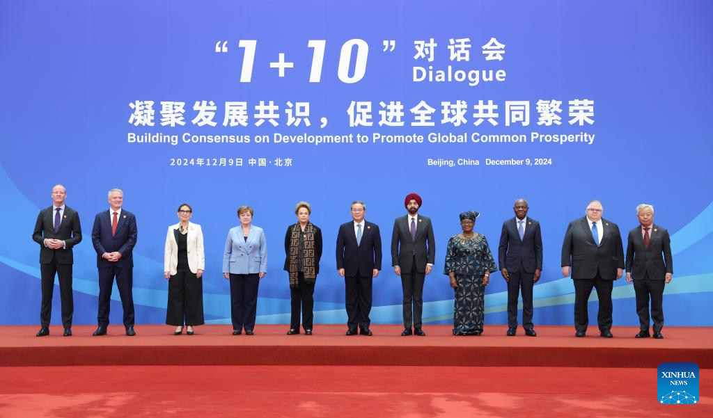 Waziri Mkuu wa China Li Qiang akifanya mazungumzo ya "1+10" na wakuu wa mashirika 10 ya kiuchumi ya kimataifa, akiwemo Rais wa Benki Mpya ya Maendeleo Dilma Rousseff, Rais wa Kundi la Benki ya Dunia Ajay Banga, Mkurugenzi Mkuu wa Shirika la Fedha la Kimataifa Kristalina Georgieva, Mkurugenzi Mkuu wa Shirika la Biashara Duniani Ngozi Okonjo-Iweala, Katibu Mkuu wa Mkutano wa Biashara na Maendeleo wa Umoja wa Mataifa Rebeca Grynspan, Mkurugenzi Mkuu wa Shirika la Kazi Duniani Gilbert Houngbo, Katibu Mkuu wa Shirika la Ushirikiano wa Kiuchumi na Maendeleo Mathias Cormann, Meneja Mkuu wa Benki ya Malipo ya Kimataifa Agustin Carstens, Mwenyekiti wa Bodi ya Uthabiti wa Mambo ya Fedha Klaas Knot, na Rais wa Benki ya Uwekezaji wa Miundombinu ya Asia Jin Liqun, katika Nyumba ya Wageni wa Taifa ya Diaoyutai mjini Beijing, mji mkuu wa China, Desemba 9, 2024. (Xinhua/Ding Haitao)