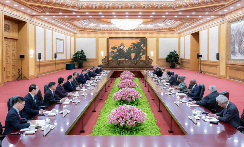 Rais Xi Jinping wa China akikutana na wakuu wa mashirika makubwa ya kimataifa ya kiuchumi, waliokuja Beijing  kushiriki kwenye Mazungumzo ya "1+10",  katika Jumba la Mikutano ya Umma  la Beijing, Desemba 10, 2024. (Xinhua/Zhai Jianlan)