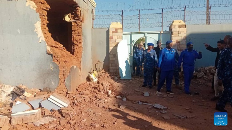 Watu wakikagua nyumba iliyobomolewa katika shambulio la vikosi vya wanamgambo katika Mji wa Omdurman, Sudan, Desemba. 10, 2024. (Ofisi ya Habari ya Serikali ya Sudan ya Khartoum/kupitia Xinhua)