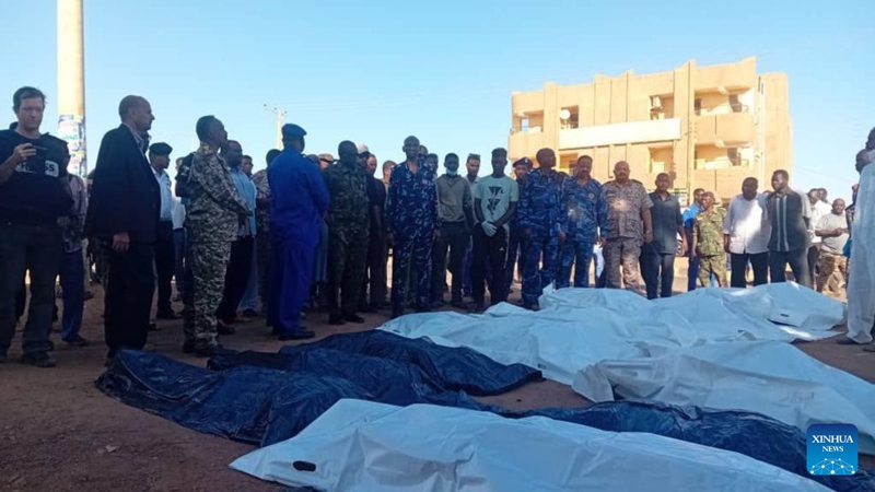 Watu wakiwa wamekusanyika karibu na miili ya watu waliofariki katika shambulio la vikosi vya wanamgambo Mjini Omdurman, Sudan, Desemba. 10, 2024. (Ofisi ya Habari ya Serikali ya Sudan ya Khartoum/kupitia Xinhua)