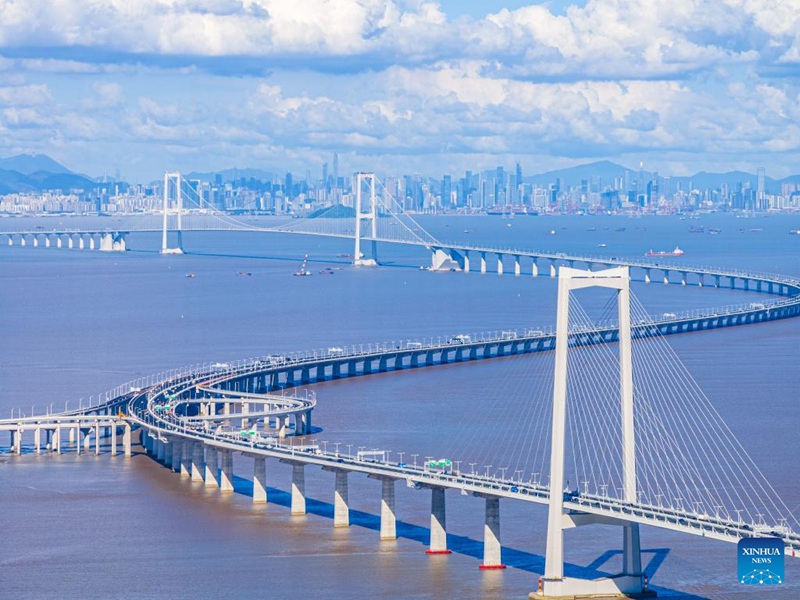 Picha iliyopigwa Julai 3, 2024 ikionyesha magari yakiendeshwa kwenye daraja la barabara kiunganishi cha miji ya Shenzhen na Zhongshan, Mkoa wa Guangdong, kusini mwa China. (Xinhua/Mao Siqian)