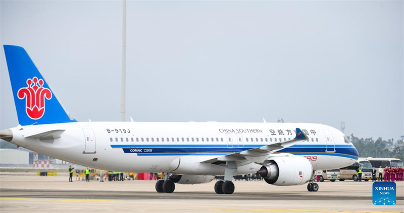 Ndege ya C919 inayoendeshwa na Shirika la Ndege la China Southern Airlines ikitua kwenye Uwanja wa Ndege wa Kimataifa wa Meilan mjini Haikou, Mkoani Hainan, Kusini mwa China, Desemba. 11, 2024. (Xinhua/Yang Guanyu)