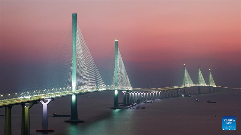 Barabara mpya ya kuvuka baharini yafunguliwa kwa matumizi katika Mkoani Guangdong