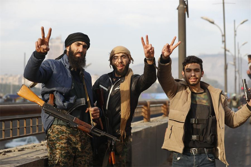 Picha hii iliyopigwa Desemba 8, 2024 ikionyesha wapiganaji waasi mjini Damascus, Syria. (Str/Xinhua)