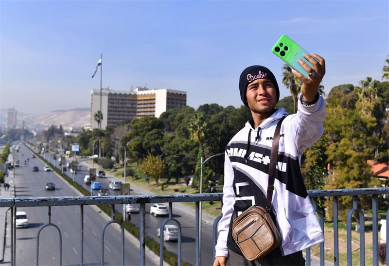 Mtu akijipiga picha ya selfie mjini Damascus, Syria, Des. 10, 2024. (Picha na Ammar Safarjalani/Xinhua)