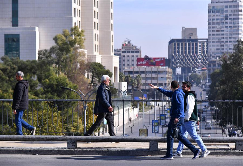 Watu wakitembea kwenye mtaa mjini Damascus, Syria, Desemba 10, 2024. (Picha na Ammar Safarjalani/Xinhua)