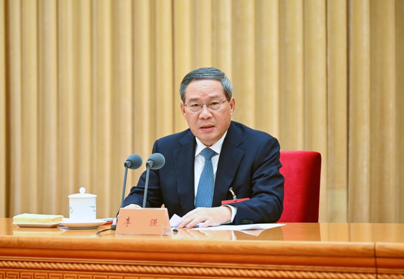 Li Qiang, Waziri Mkuu wa China ambaye pia ni mjumbe wa kudumu wa  Ofisi ya Siasa ya Kamati Kuu ya Chama cha Kikomunisti cha China (CPC), akitoa hotuba kwenye Mkutano wa mwaka wa Kamati Kuu ya Kazi ya Uchumi uliofanyika Beijing . (Xinhua/Xie Huanchi)