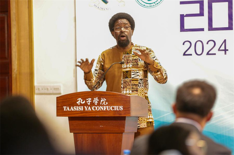 Aldin Mutembei, Mkurugenzi wa Tanzania wa Taasisi ya Confucius katika Chuo Kikuu cha Dar es Salaam, akitoa hotuba katika hafla ya ufunguzi wa warsha kwenye Taasisi ya Confucius katika Chuo Kikuu cha Dar es Salaam nchini Tanzania, Desemba 14, 2024. (Xinhua/Emmanuel Herman)