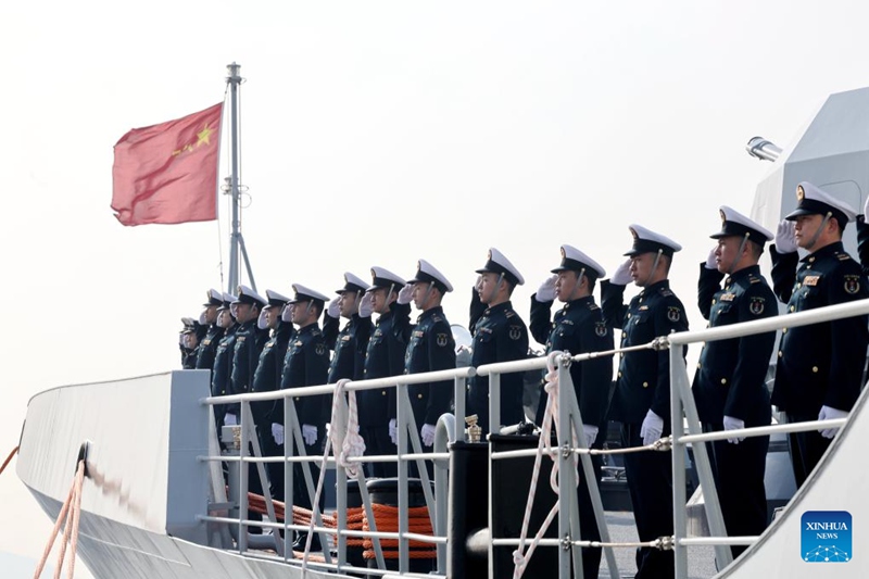 Maofisa na askari wa China wakipiga saluti kwenye bandari moja ya Mji wa Zhoushan, Mkoa wa Zhejiang, Mashariki mwa China, Desemba 15, 2024. (Picha na Yang Jingcong /Xinhua)