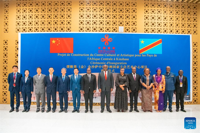 Wageni wakiwa katika picha ya kundi kwenye hafla ya uzinduzi wa Kituo cha Utamaduni na Sanaa cha Afrika ya Kati cha Kinshasha kilichojengwa kwa msaada wa China mjini Kinshasa, mji mkuu wa Jamhuri ya Kidemokrasia ya Kongo (DRC), Desemba 14, 2024. (Xinhua)