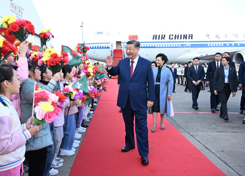 Rais Xi Jinping wa China, ambaye pia ni katibu mkuu wa Kamati Kuu ya Chama cha Kikomunisti cha China (CPC) na mwenyekiti wa Kamati Kuu ya Kijeshi ya China (CMC), na mkewe Peng Liyuan wakisalimia watu  waliowakaribisha huko Macao, kusini mwa China, Desemba 18, 2024. (Xinhua/Xie Huanchi)