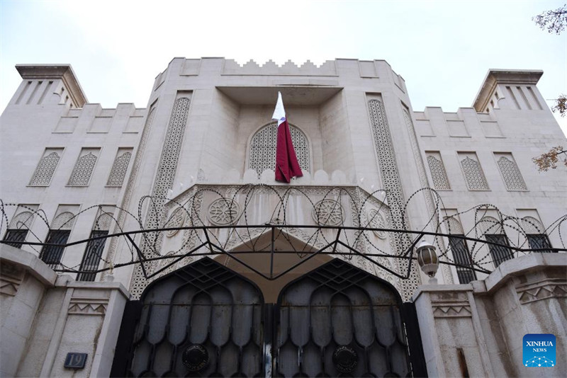 Bendera ya taifa ya Qatar ikionekana kwenye ubalozi wa Qatar mjini Damascus, Syria, Desemba 21, 2024. (Picha na Monsef Memari/Xinhua)