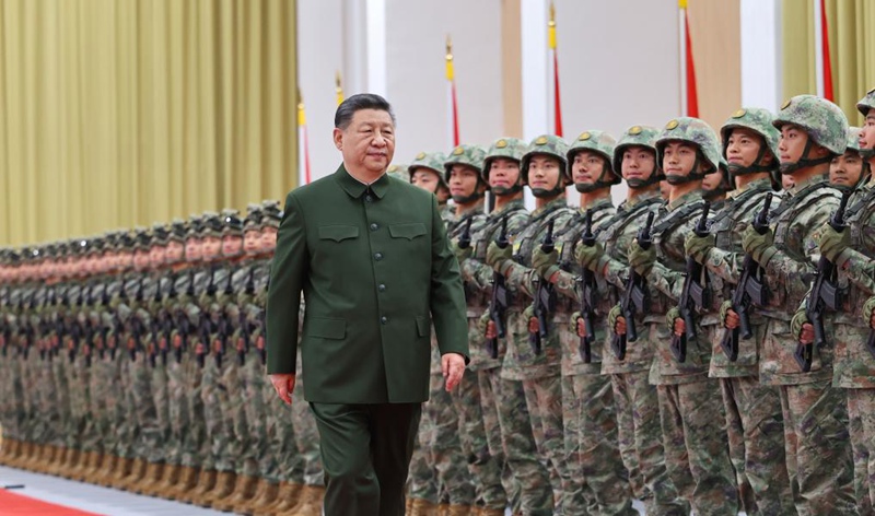 Rais Xi Jinping wa China, ambaye pia ni katibu mkuu wa Kamati Kuu ya Chama cha Kikomunisti cha China (CPC) na mwenyekiti wa Kamati Kuu ya Kijeshi ya China (CMC), katika ziara yake akikagua  vikosi vya Jeshi la Ukombozi wa Umma la China (PLA)  katika Mkoa wa Utawala Maalum wa Macao, kusini mwa China, Desemba 20, 2024. (Xinhua/Li Genge)