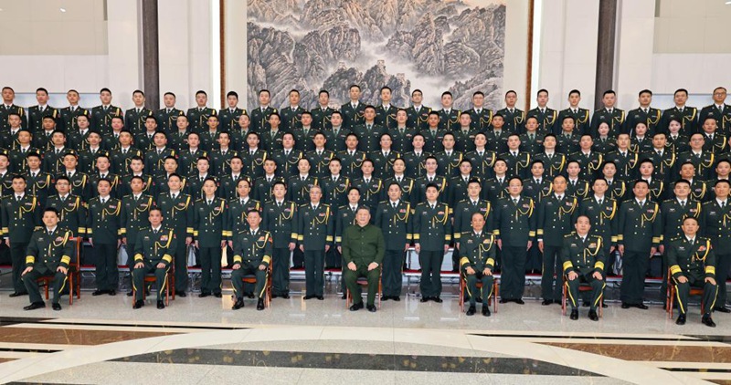 Rais Xi Jinping wa China, ambaye pia ni katibu mkuu wa Kamati Kuu ya Chama cha Kikomunisti cha China (CPC) na mwenyekiti wa Kamati Kuu ya Kijeshi ya China (CMC), akikutana na  wajumbe wa maofisa na askari wa vikosi vya Jeshi la Ukombozi wa Umma la China (PLA)  vilivyoko katika Mkoa wa Utawala Maalum wa Macao, kusini mwa China, Desemba 20, 2024. (Xinhua/Li Gang)