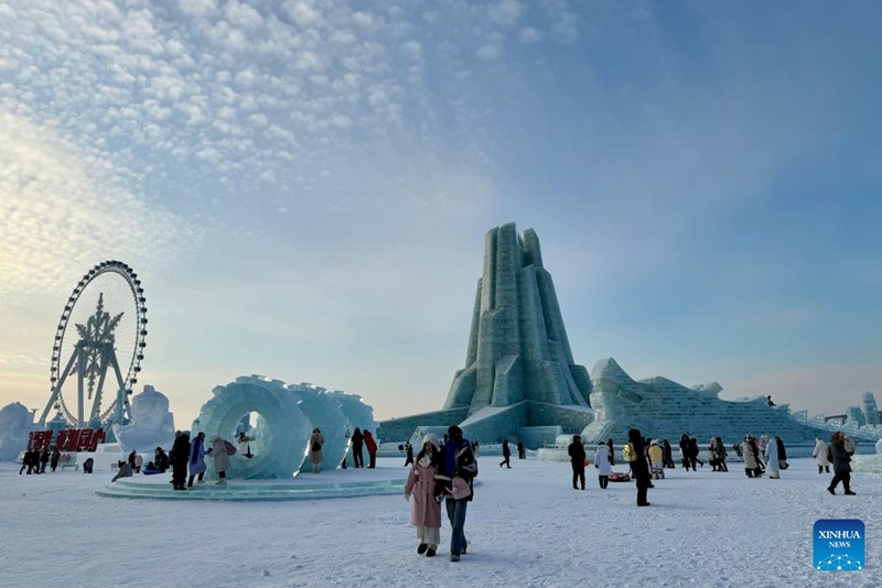 Watalii wakitembelea kwenye Dunia ya Barafu na Theluji ya Harbin, ambapo ni bustani kubwa zaidi ya mandhari ya barafu na theluji duniani, huko Harbin, mji mkuu wa Mkoa wa Heilongjiang kaskazini mashariki mwa China, Desemba 21, 2024. (Xinhua/Yang Siqi)