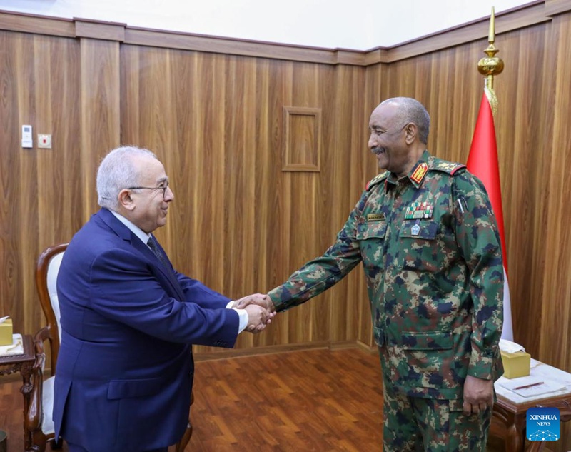 Abdel Fattah Al-Burhan (kulia) mwenyekiti wa  Kamati ya Mamlaka ya Mpito ya Sudan ambaye pia ni kamanda mkuu wa Jeshi la Sudan (SAF) akipeana mkono na Mjumbe maalumu wa Katibu Mkuu wa Umoja wa Mataifa nchini Sudan Ramtane Lamamra kwenye mkutano wao katika mji wa Port Sudan, Jimbo la Bahari Nyekundu, mashariki mwa Sudan, tarehe 23 Desemba 2024. (Baraza la Mamlaka ya Mpito ya Sudani/ kupitia Xinhua)
