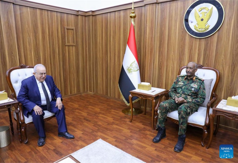 Abdel Fattah Al-Burhan (kulia) mwenyekiti wa  Kamati  ya Mamlaka ya Mpito ya Sudan ambaye pia ni  amrijeshi mkuu wa Jeshi la Sudan (SAF)  alikuwa na mazungimzo na Mjumbe maalumu wa Katibu Mkuu wa Umoja wa Mataifa nchini Sudan Ramtane Lamamra kwenye mkutano wao katika mji wa  Port Sudan, Jimbo la Bahari Nyekundu, mashariki mwa Sudan, tarehe 23 Desemba 2024. (Kamati ya Mamlaka ya Mpito ya Sudani/ kupitia Xinhua)