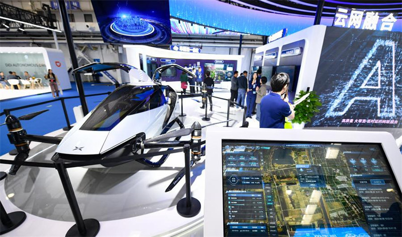 Watu wakitembelea banda la Kampuni ya Mawasiliano ya China Telecom kwenye Mkutano wa Kimataifa wa Magari ya Kisasa Mwaka 2024 mjini Beijing, mji mkuu wa China, Oktoba 17, 2024. (Xinhua/Chen Zhonghao)