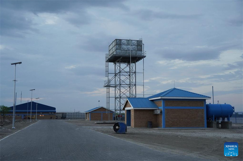 Picha hii iliyopigwa tarehe 15 Desemba 2024 ikionyesha sehemu ya mtambo wa kusafisha maji uliojengwa na Shirika la Uhandisi wa Ujenzi la China Tawi la Botswana mkoani Boteti, Botswana (Xinhua/Teng Junwei)