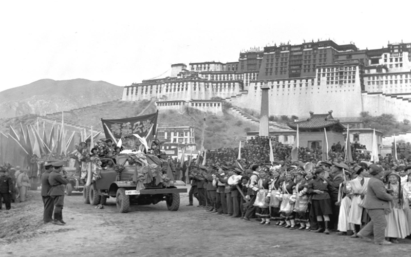 Tarehe 11, Januari, 1955, hafla ya kupitika kwa magari  kwenye Barabara za Kangzang (kwa sasa inaitwa barabara ya Sichuan-Xizang) na Qinghai-Xizang ilifanyika huko Lhasa. (Picha na Liu Shilin, Ren Yongzhao/Xinhua)