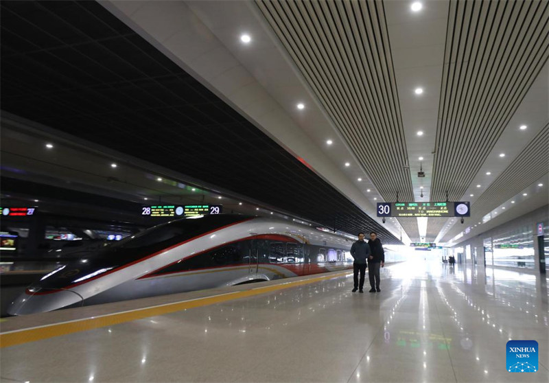 Treni ya mwendokasi kutoka stesheni ya Mji wa Huzhou hadi Stesheni ya Reli ya Hongqiao ya Shanghai, mashariki mwa China, Desemba 26, 2024. (Xinhua/Fang Zhe)