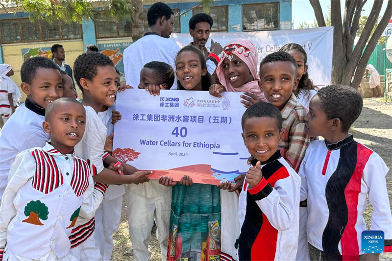 Wenyeji wakihudhuria hafla ya kukamilika na kukabidhi rasmi matangi 40 ya maji yaliyojengwa kwa msaada wa China katika Kitongoji cha Dukem, umbali wa kilomita takriban 33 mashariki mwa Addis Ababa, Ethiopia, Desemba 27, 2024 (Xinhua/Michael Tewelde)