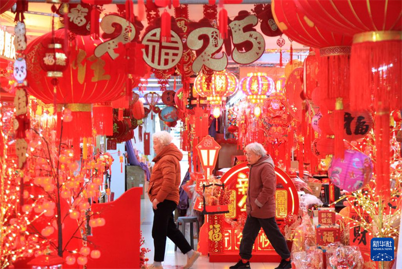 Watu wakinunua mapambo ya kusherehe Mwaka Mpya katika Soko la Yuqiao mjini Nanjing, Mkoani Jiangsu, Desemba 29.(Picha na Liu Jianhua/ Xinhua)