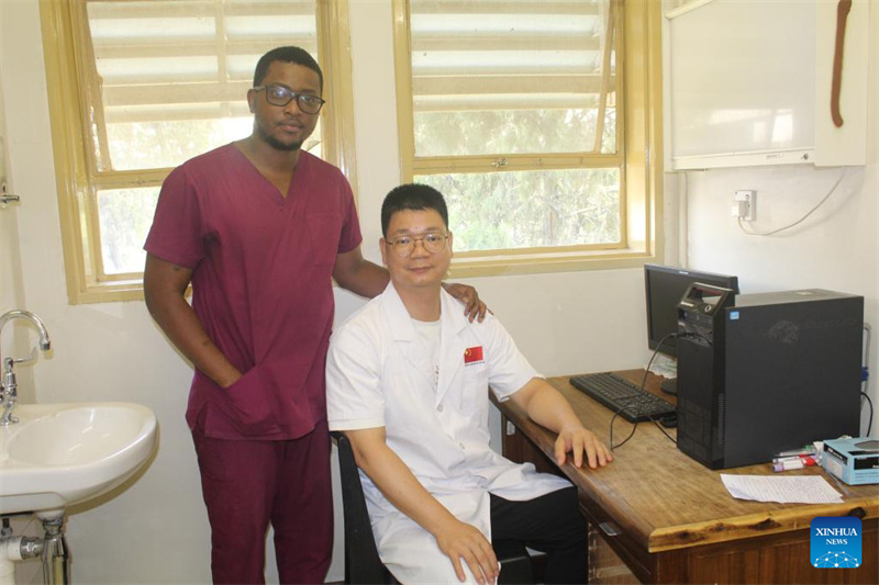 Hu Minxiong (kulia) akiwa katika picha pamoja na mwanafunzi wake Gomolemo Montsho katika Hospitali ya Rufaa ya Nyangabgwe mjini Francistown, mji wa pili kwa ukubwa nchini Botswana, Oktoba 24, 2024. (Picha na Shingirai Madondo/Xinhua)