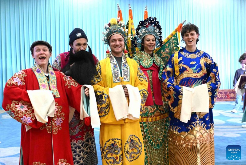 Marekani wakiwa wamevaa mavazi ya Opera ya Beijing wakipiga picha pamoja mjini Shijiazhuang, Mkoa wa Hebei, Kaskazini mwa China, Desemba 30, 2024. (Picha na Chen Qibao/Xinhua)
