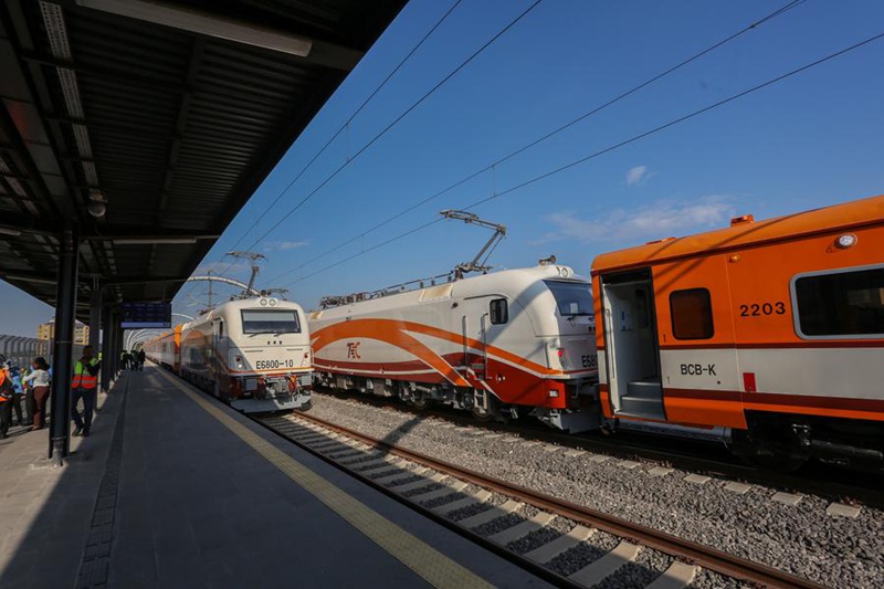 Treni ya SGR inayotumia umeme ikiwa imesimama kwenye Stesheni ya Dar es Salaam nchini Tanzania, Agosti 1, 2024. (Picha na Emmanuel Herman/Xinhua)