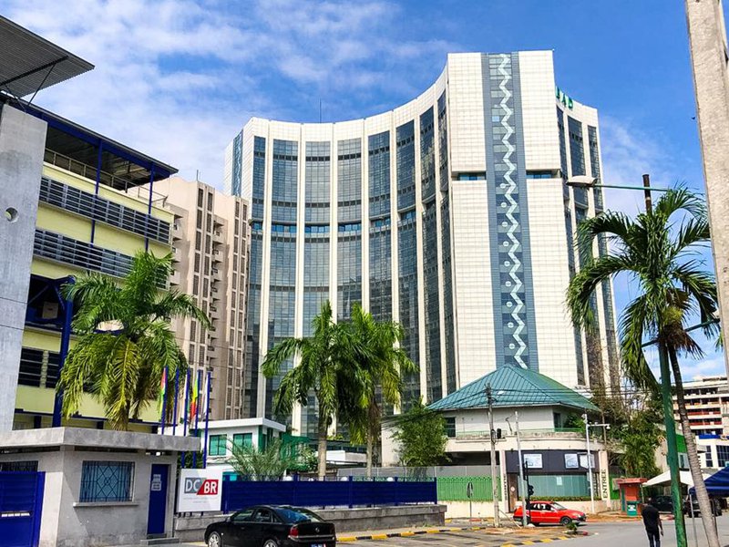 Picha hii iliyopigwa Juni 2, 2024 ikionesha muonekano wa mtaa karibu na Benki ya Maendeleo ya Afrika (AfDB) iliyopo eneo la kati la kibiashara la Abidjan, Mji Mkuu wa Kiuchumi wa Cote d'Ivoire. Benki hiyo Mei 30 ilizindua mpango mkakati wake wa miaka 10 unaoeleza kwa namna gani benki hiyo mkopeshaji wa Afrika itaunga mkono bara hilo kuharakisha ukuaji jumuishi wa kijani na uchumi himilivu. (Picha na Laurent Idibouo/Xinhua)