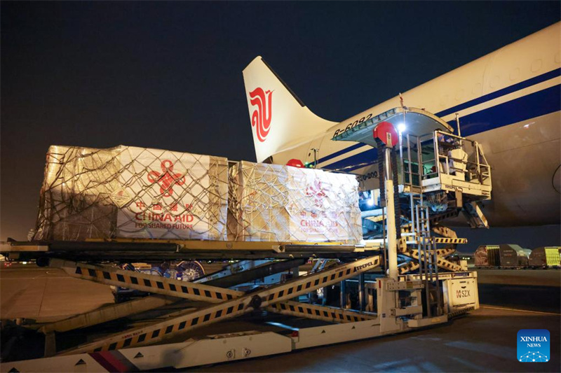 Vifaa vya msaada wa dharura vyenye maandishi ya "Msaada wa China" vikipakiwa ndani ya ndege kwenye Uwanja wa Ndege wa Kimataifa wa Shenzhen Baoan mjini Shenzhen, Mkoani Guangdong, kusini mwa China, Januari 1, 2025. (Xinhua/Liang Xu)