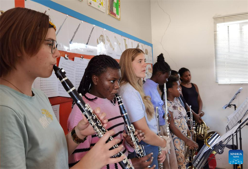 Vijana wakipiga ala za muziki kwenye Orkestra ya Vijana ya Namibia mjini Windhoek, Namibia, Desemba 15, 2024. (Picha na Ndalimpinga Iita/Xinhua)