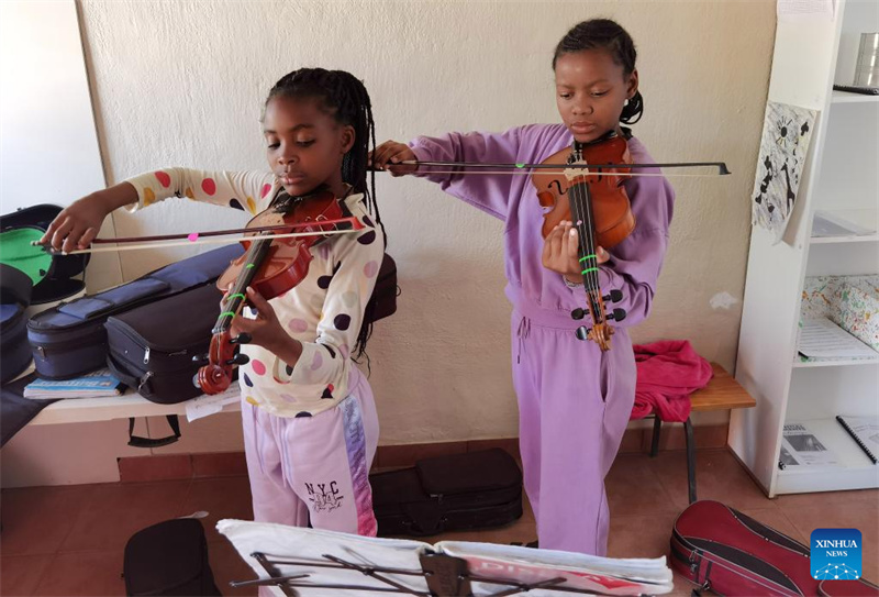 Watoto wakicheza ala za muziki katika Orchestra ya Vijana ya Namibia mjini Windhoek, Namibia, Desemba 15, 2024. (Picha na Ndalimpinga Iita/Xinhua)