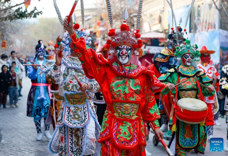 Wasanii wanafanya maonesho ya michezo ya sanaa katika mji wa kale wa Kashgar, Mkoa unaojiendesha wa Kabila la Wauygur wa Xinjiang, Kaskazini-Magharibi mwa China, Januari 1, 2025. (Xinhua/Wang Fei)